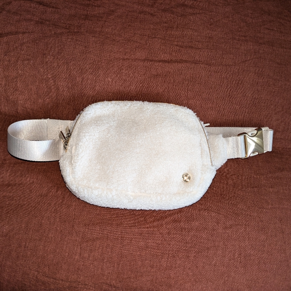 Lululemon Sherpa Everywhere belt bag